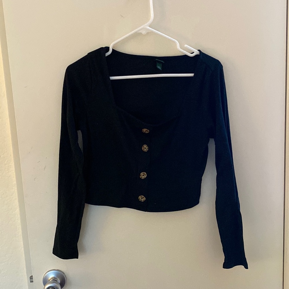 Black square neck crop top! Tight fitting with tortoise shell buttons